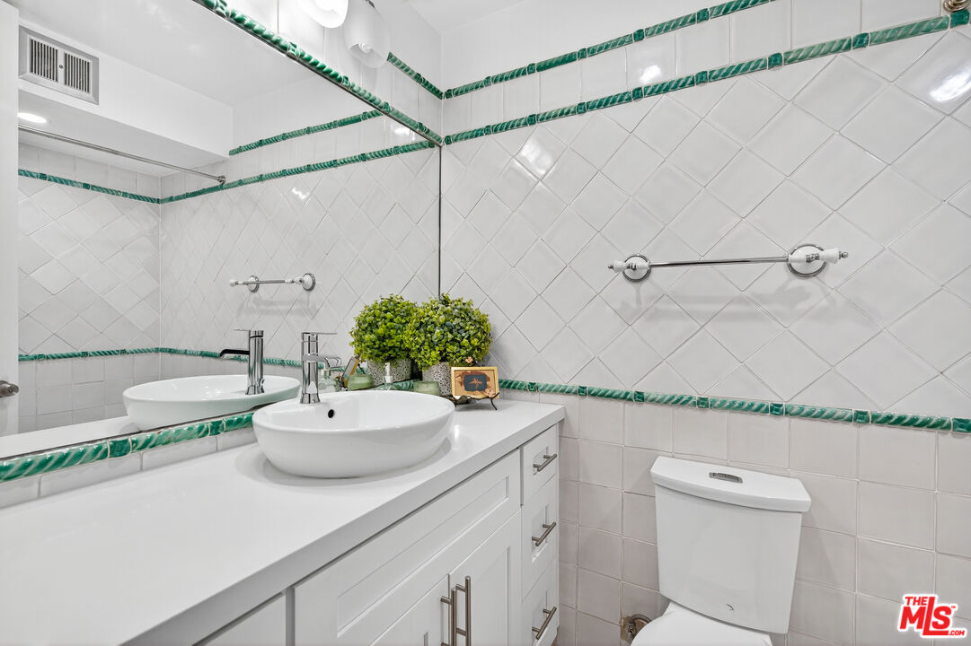 6537 Green Valley Cir