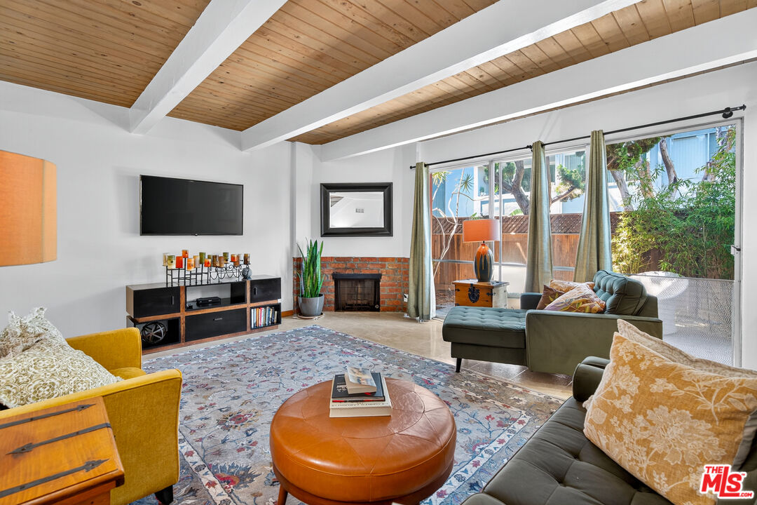 6537 Green Valley Cir