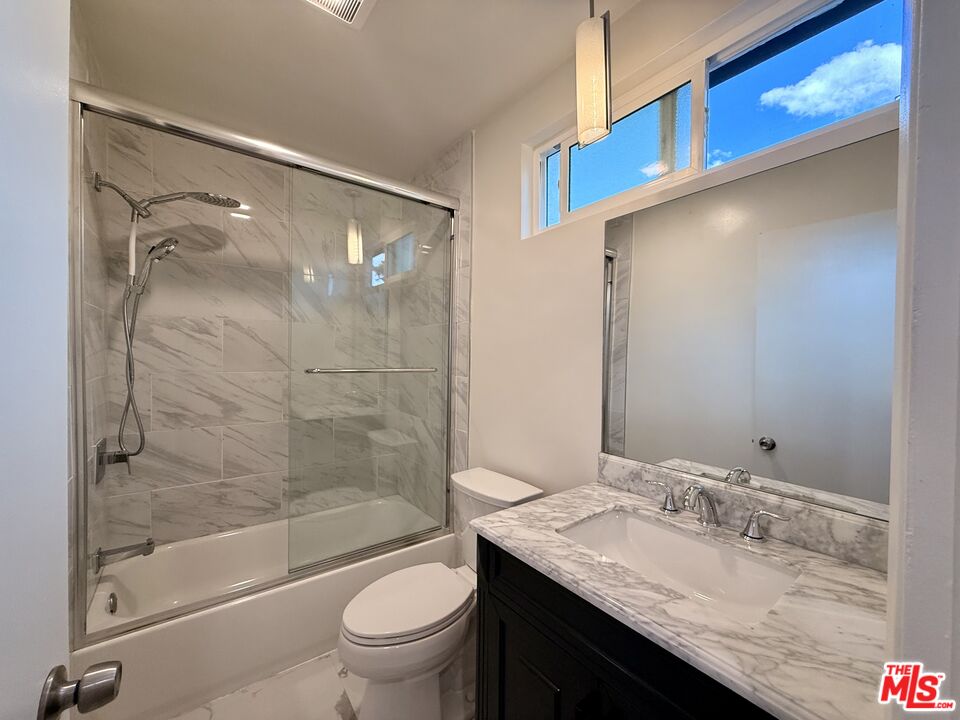 5246 Whitsett Ave Unit: B