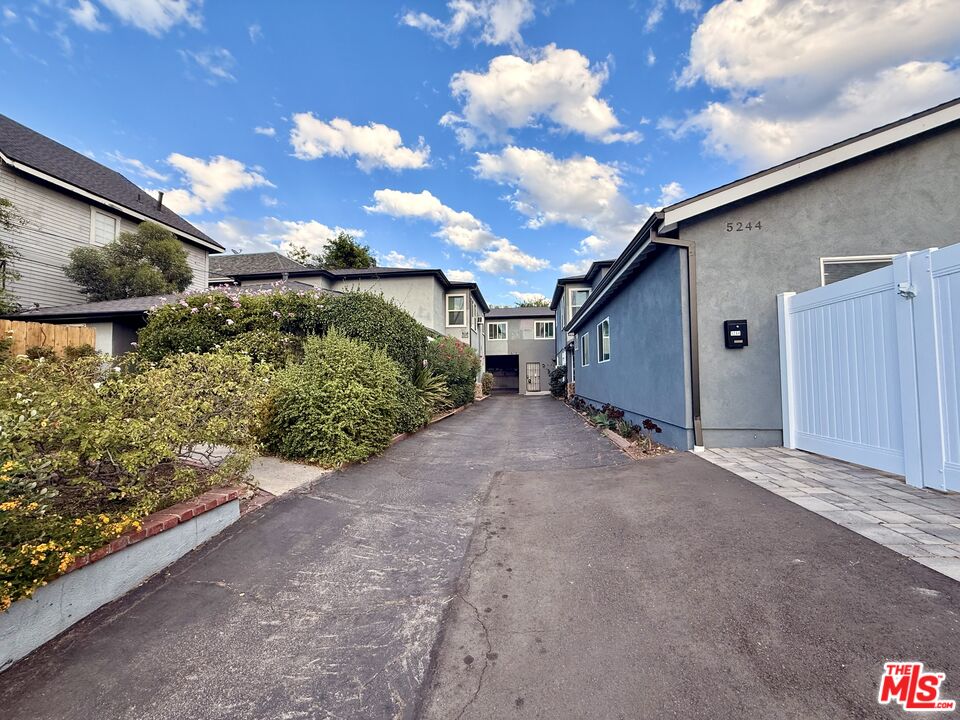 5246 Whitsett Ave Unit: B