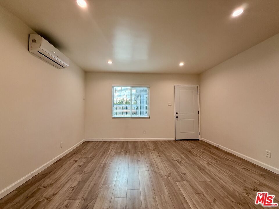 5246 Whitsett Ave Unit: B