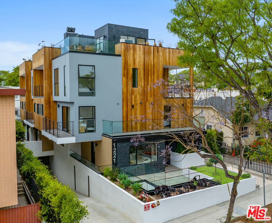 1221 N Detroit St Unit: 4