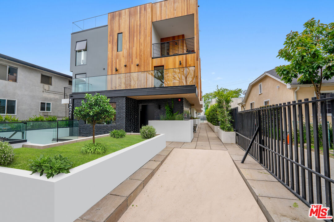 1221 N Detroit St Unit: 4