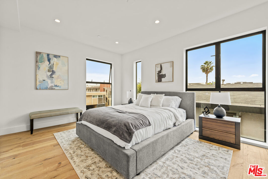 1221 N Detroit St Unit: 4