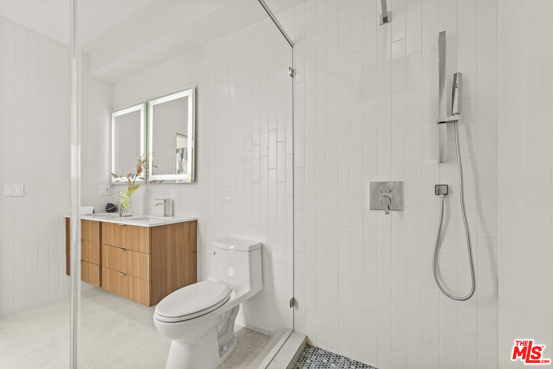 1221 N Detroit St Unit: 4