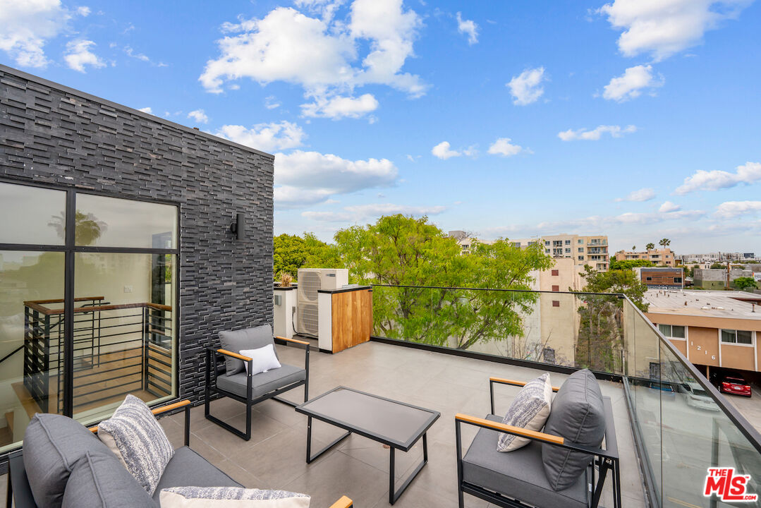 1221 N Detroit St Unit: 4