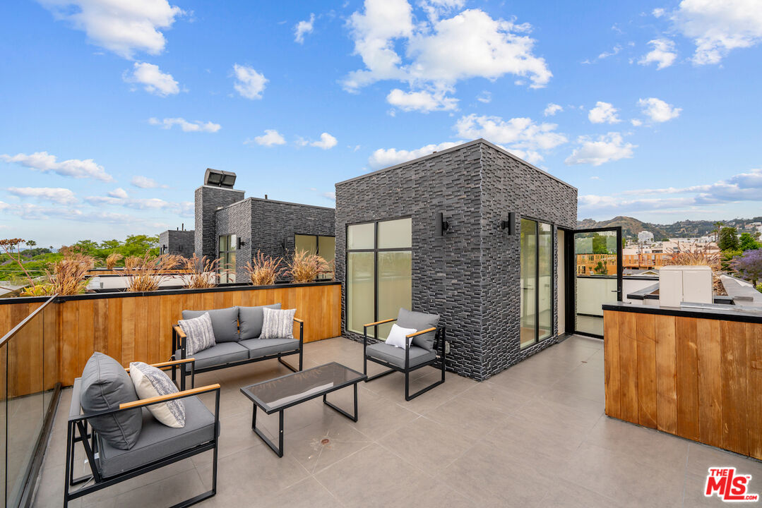 1221 N Detroit St Unit: 4