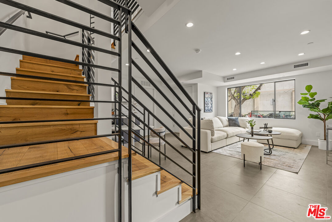 1221 N Detroit St Unit: 4