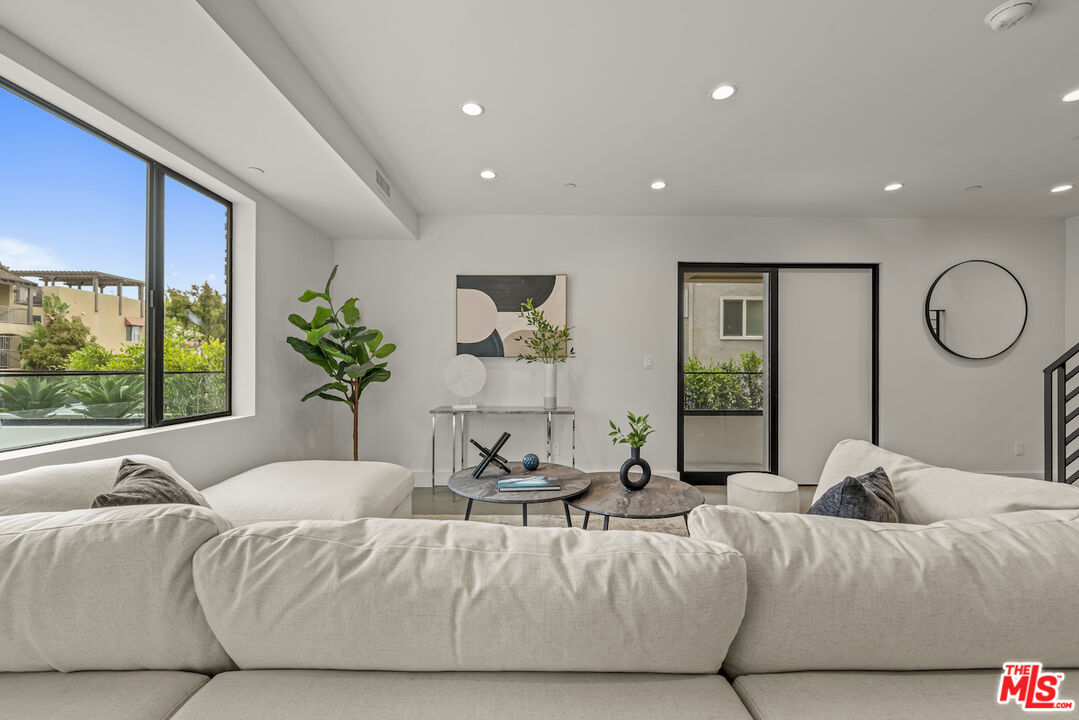 1221 N Detroit St Unit: 4