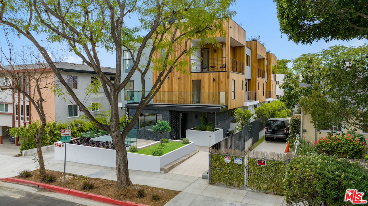 1221 N Detroit St Unit: 4