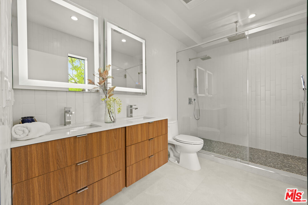 1221 N Detroit St Unit: 4