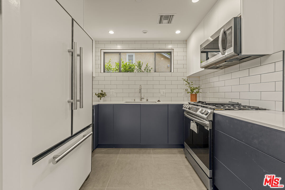 1221 N Detroit St Unit: 4