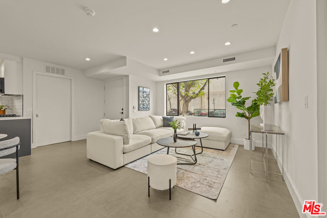 1221 N Detroit St Unit: 4