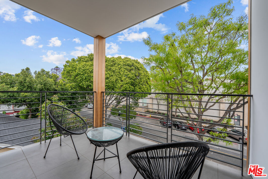 1221 N Detroit St Unit: 4