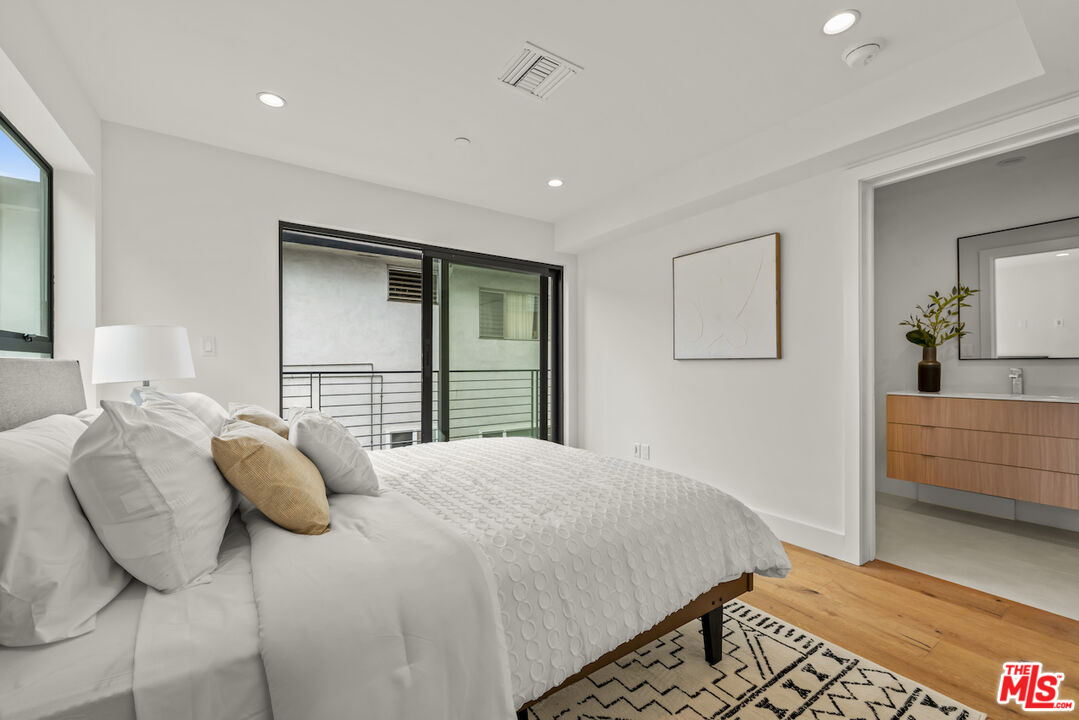 1221 N Detroit St Unit: 4