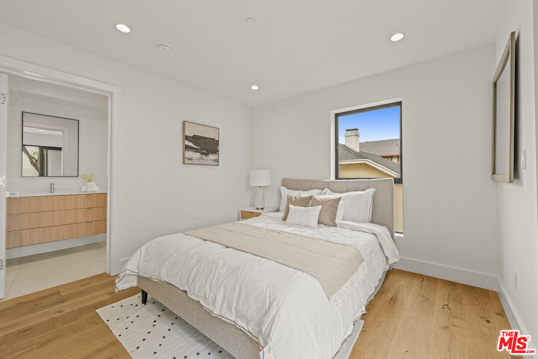 1221 N Detroit St Unit: 4