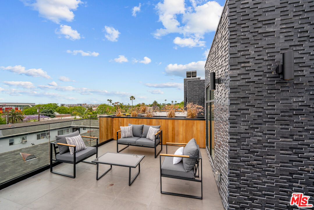 1221 N Detroit St Unit: 4