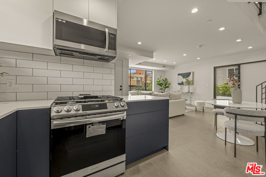 1221 N Detroit St Unit: 4