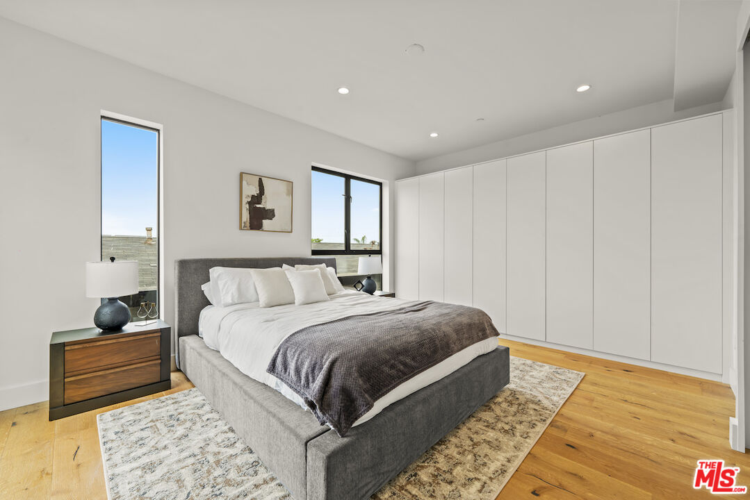 1221 N Detroit St Unit: 4