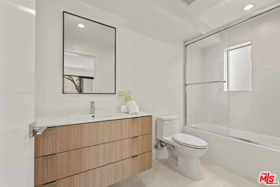 1221 N Detroit St Unit: 4