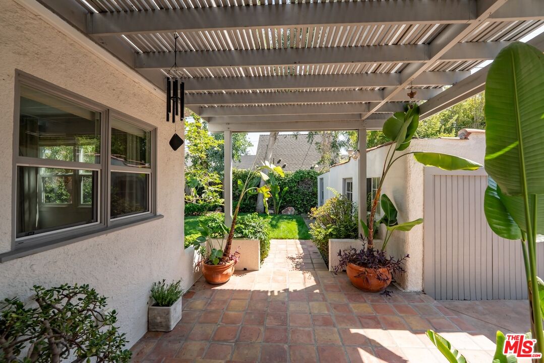 626 N Cahuenga Blvd