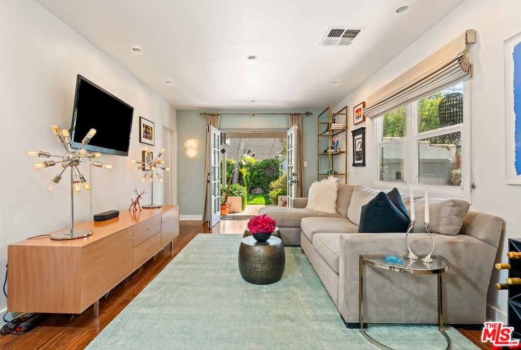 626 N Cahuenga Blvd