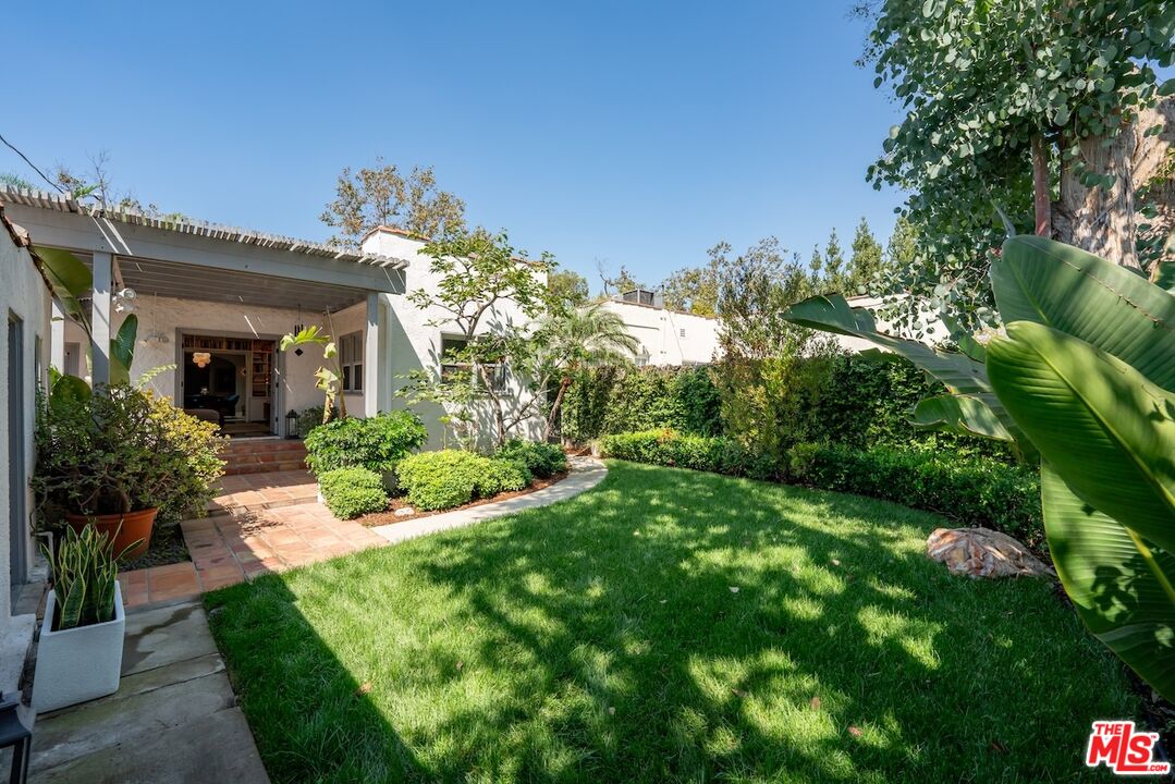 626 N Cahuenga Blvd