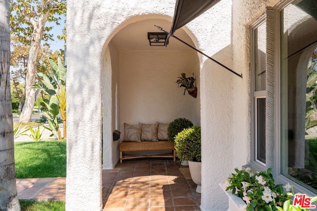 626 N Cahuenga Blvd