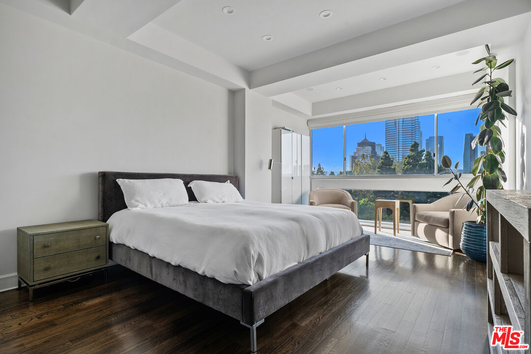 2220 Avenue Of The Stars Unit: 702