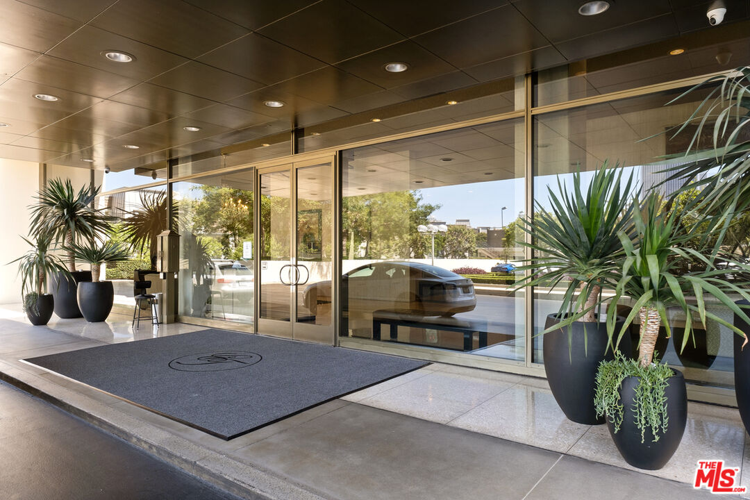 2220 Avenue Of The Stars Unit: 702