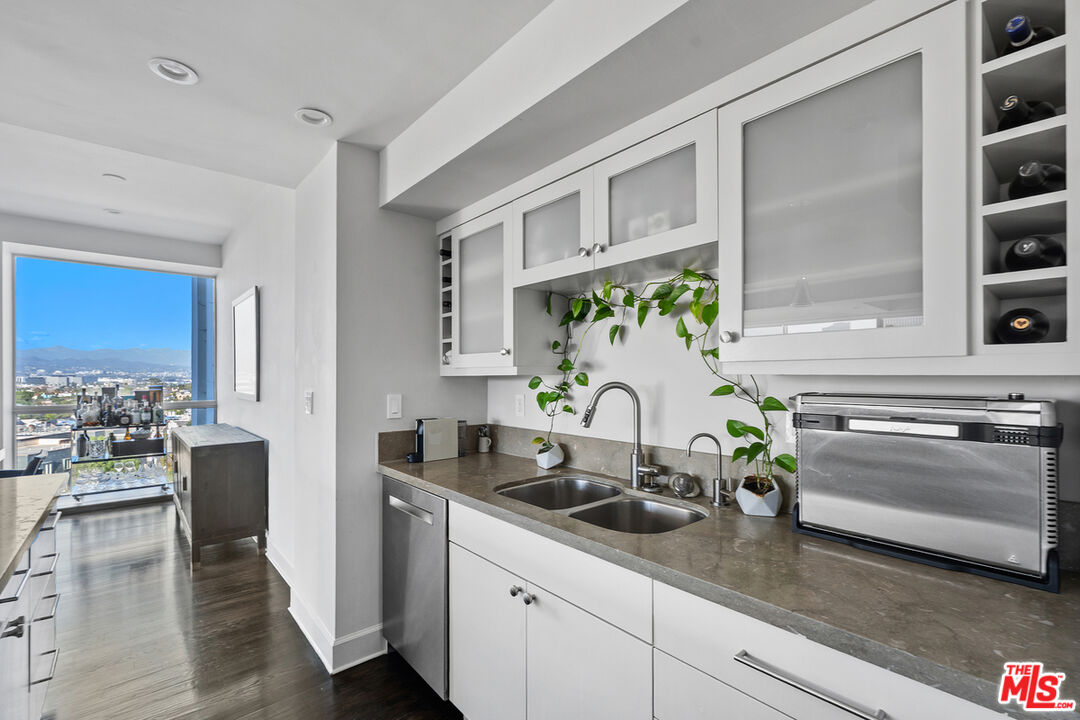 2220 Avenue Of The Stars Unit: 702