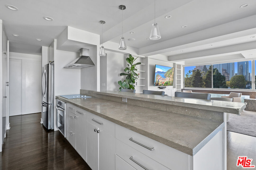 2220 Avenue Of The Stars Unit: 702