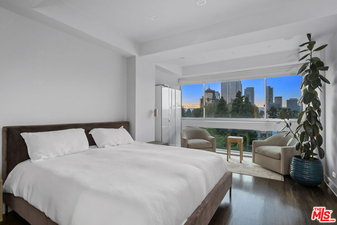 2220 Avenue Of The Stars Unit: 702