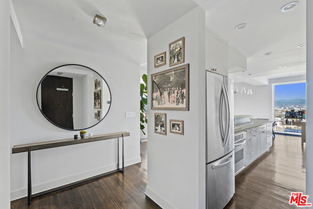 2220 Avenue Of The Stars Unit: 702