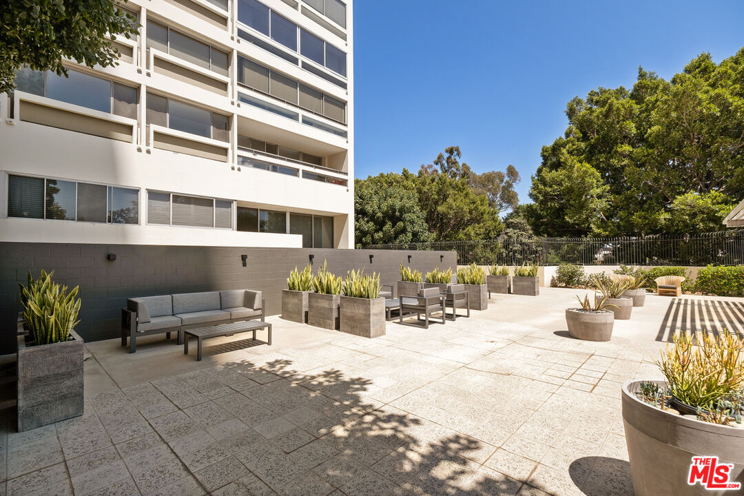 2220 Avenue Of The Stars Unit: 702
