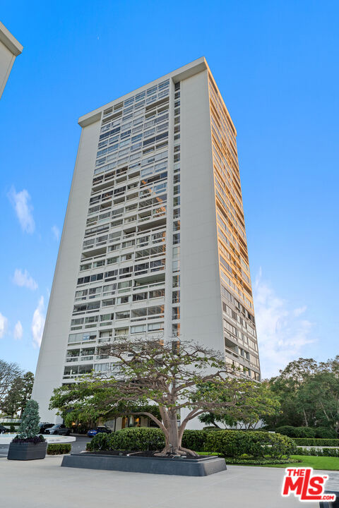 2220 Avenue Of The Stars Unit: 702