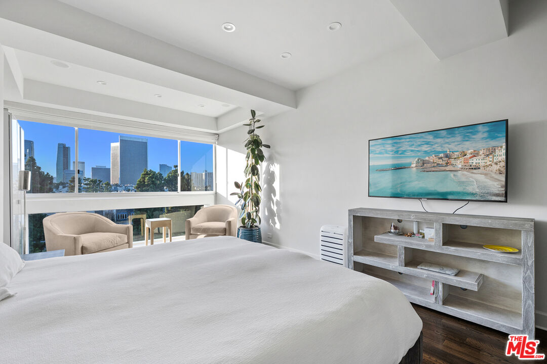 2220 Avenue Of The Stars Unit: 702