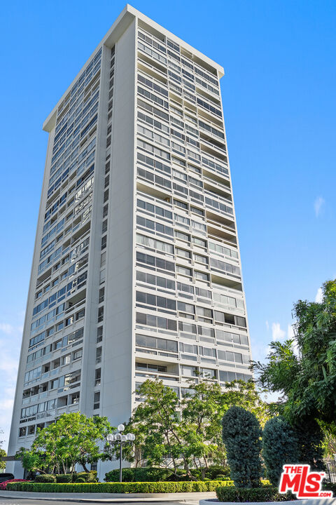 2220 Avenue Of The Stars Unit: 702