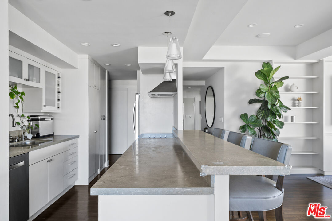 2220 Avenue Of The Stars Unit: 702