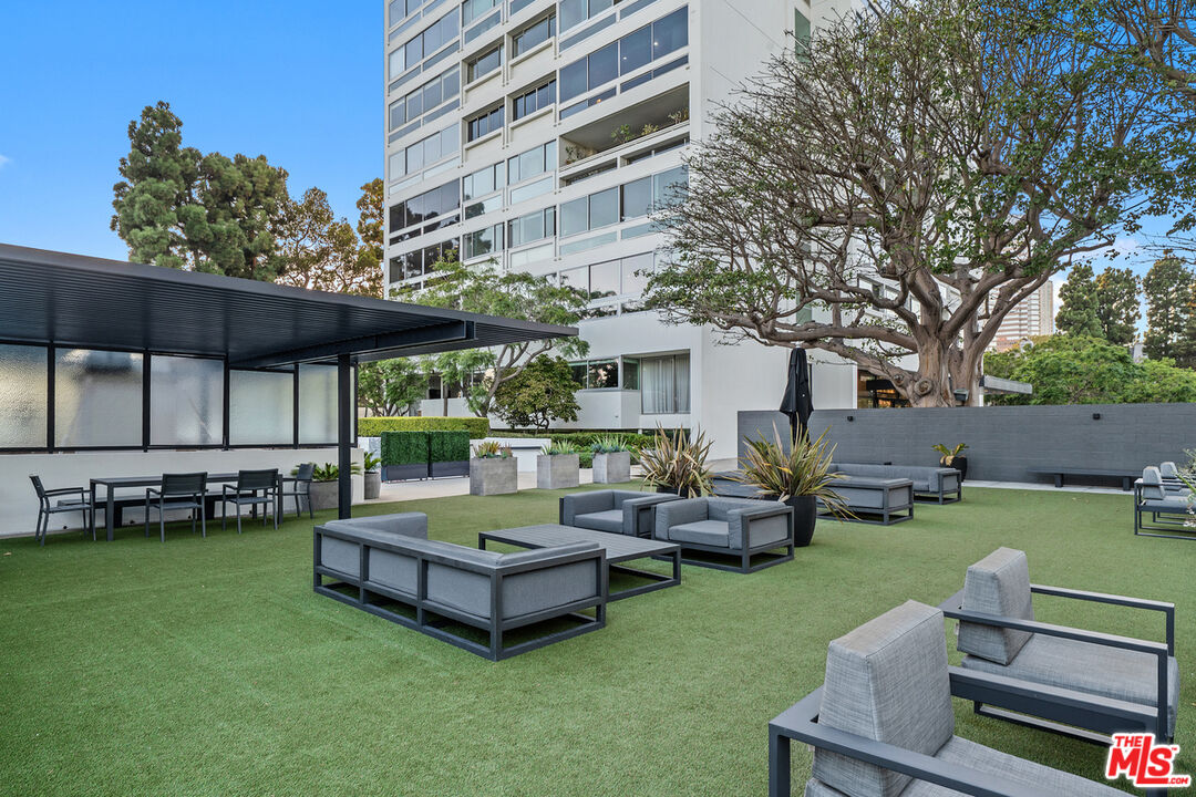 2220 Avenue Of The Stars Unit: 702