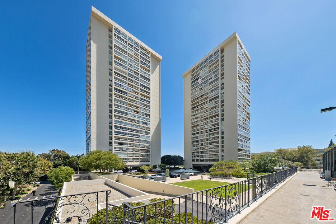 2220 Avenue Of The Stars Unit: 702