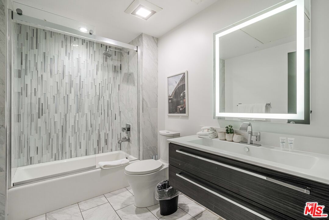 932 S Hill St Unit: 401