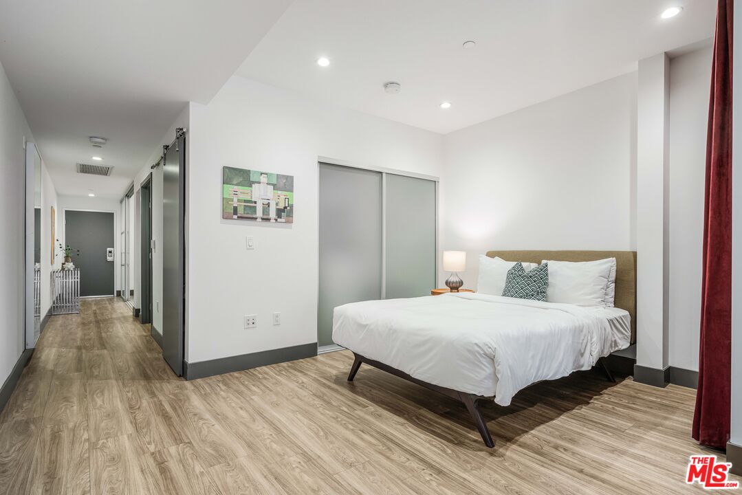 932 S Hill St Unit: 401