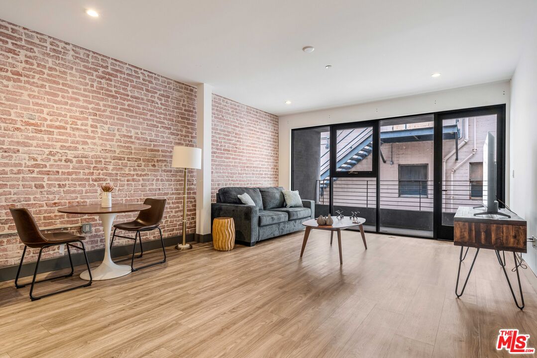 932 S Hill St Unit: 401