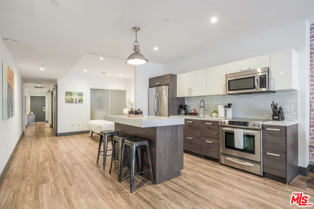 932 S Hill St Unit: 401