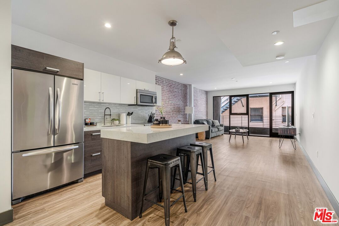 932 S Hill St Unit: 401