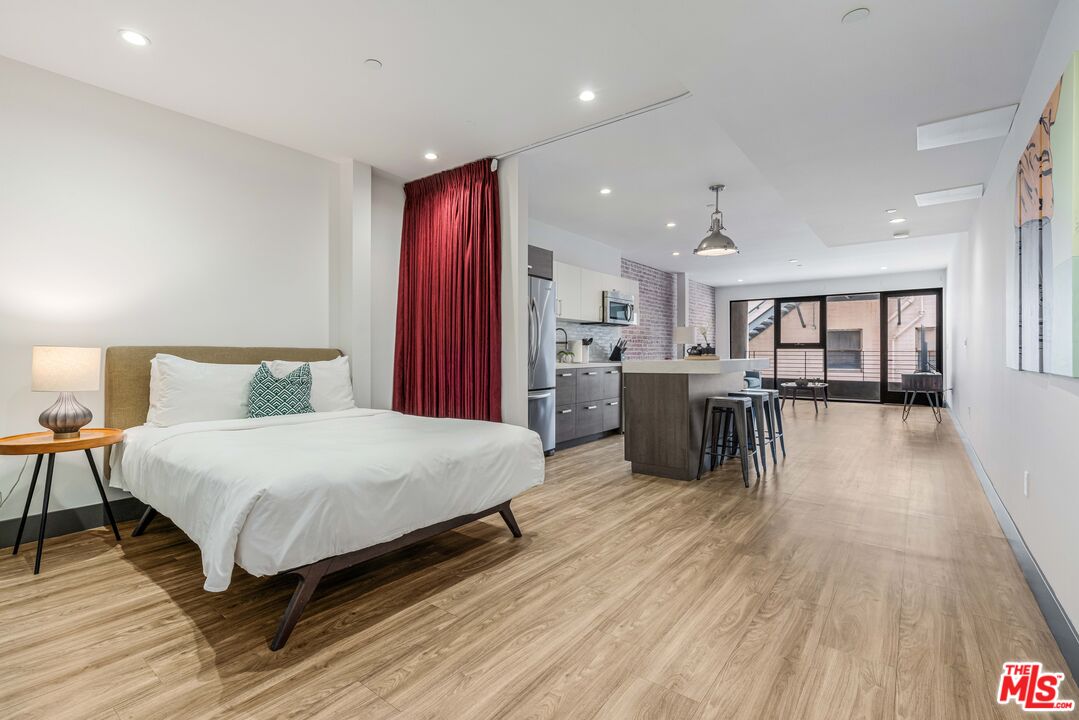 932 S Hill St Unit: 401