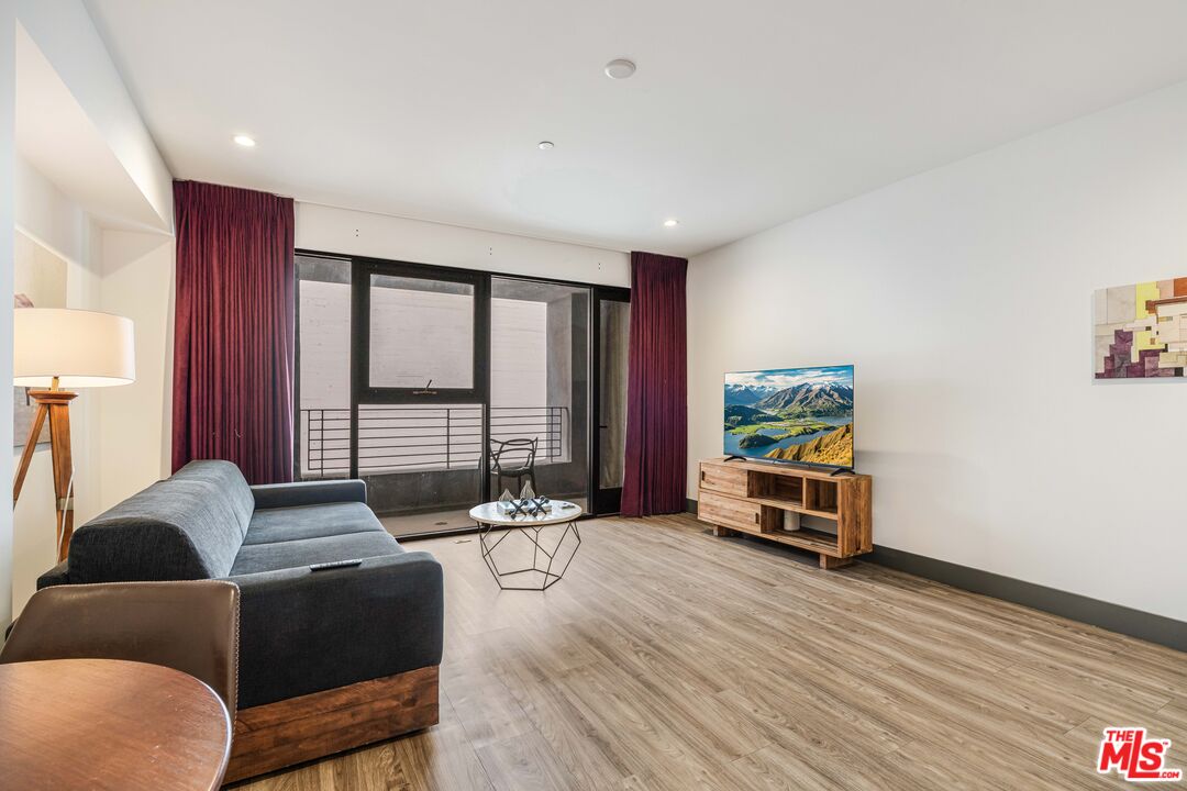 932 S Hill St Unit: 402