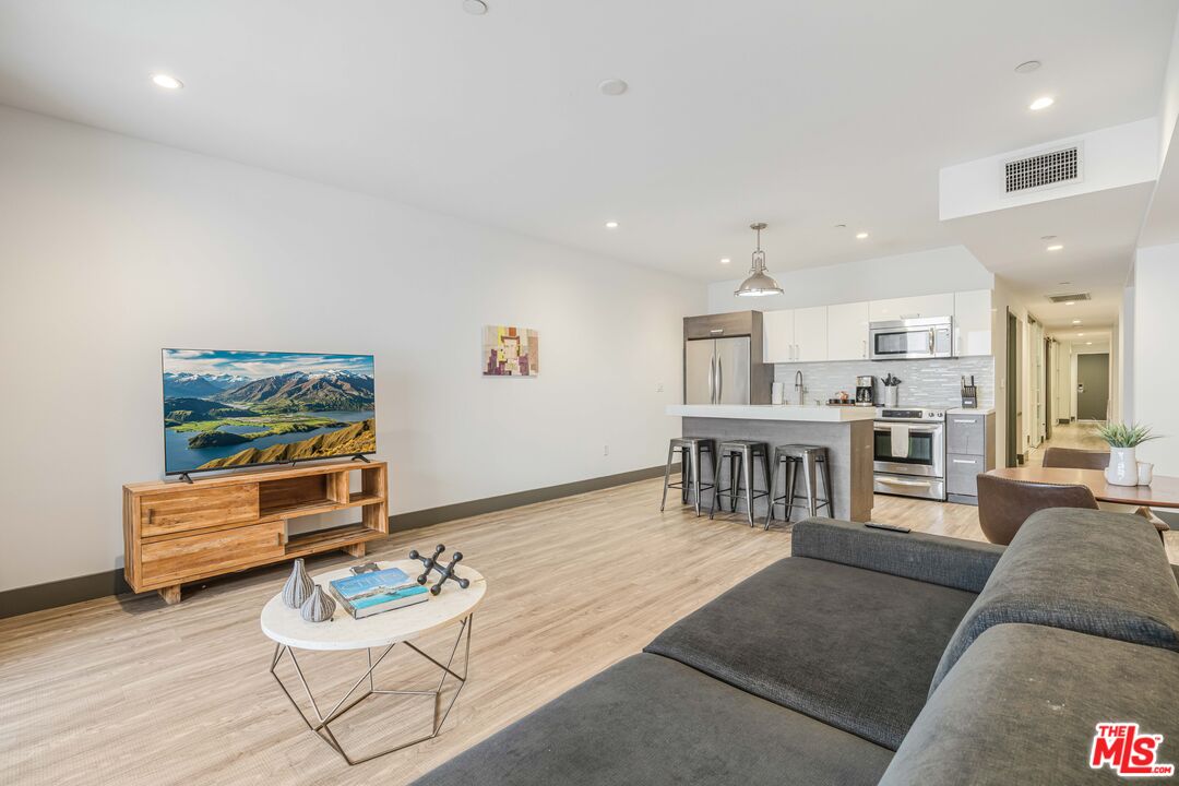 932 S Hill St Unit: 402