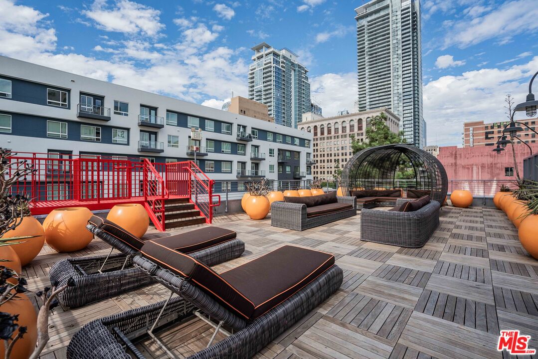 932 S Hill St Unit: 402